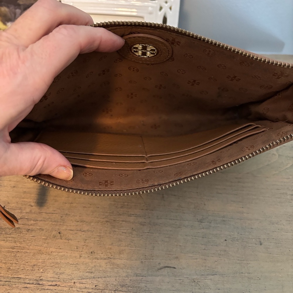 Tory Burch Tan Robinson Pebbled Leather Clutch Bag - Picture 7 of 12